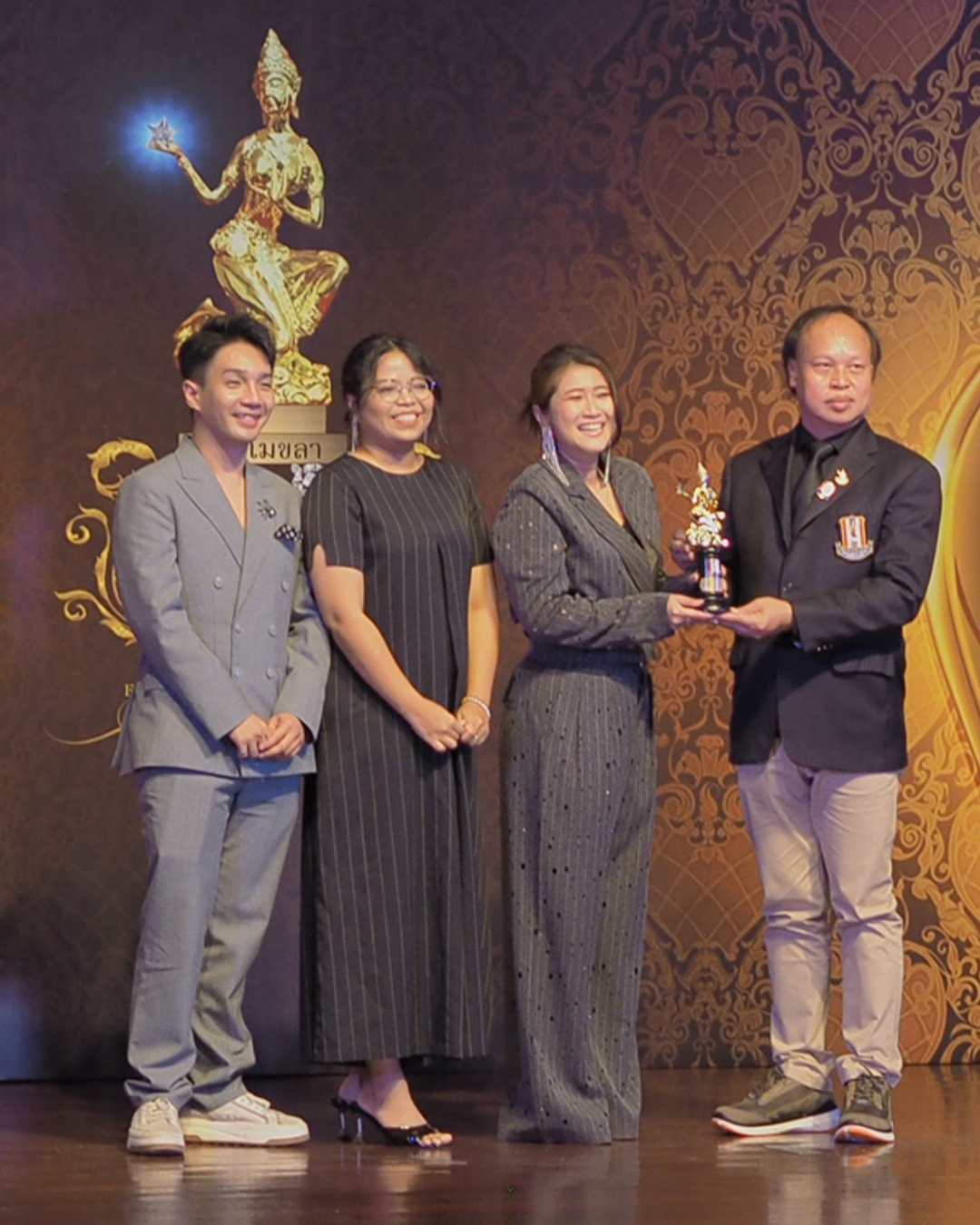 “ไทยบันเทิง” คว้ารางวัลดาวเมขลา สาขาสื่อข่าวบันเทิงส่งเสริมเพลงลูกทุ่งไทยดีเด่นแห่งปี