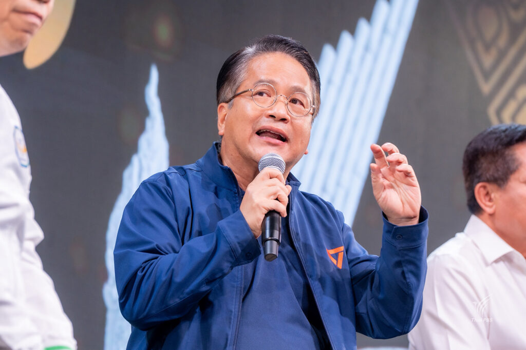 เดชรัต สุขกำเนิด 