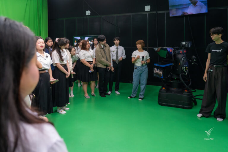 มมส. เยี่ยมชมไทยพีบีเอส เรียนรู้กระบวนการผลิตสื่อ พร้อมเปิดมุมมอง “เสน่ห์ของเสียง” ในโลกพอดแคสต์
