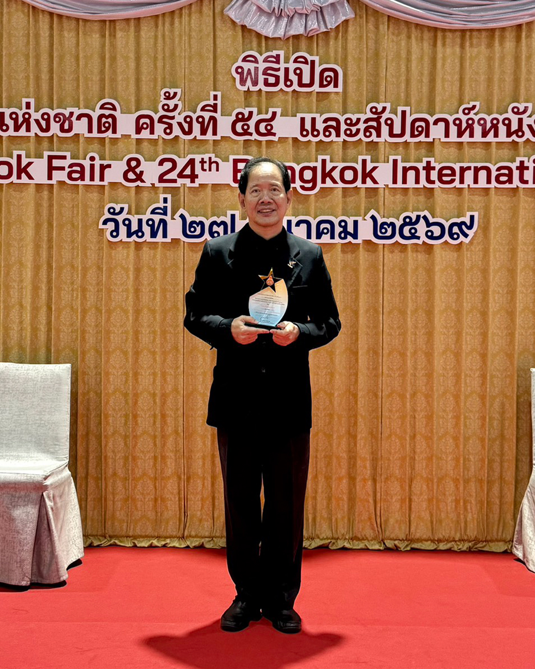 “วันชัย” ผอ.ไทยพีบีเอส เข้ารับพระราชทานรางวัลหนังสือดีเด่น ผลงาน “The Lost Human หนทางรอดก่อนยุคสูญพันธุ์”