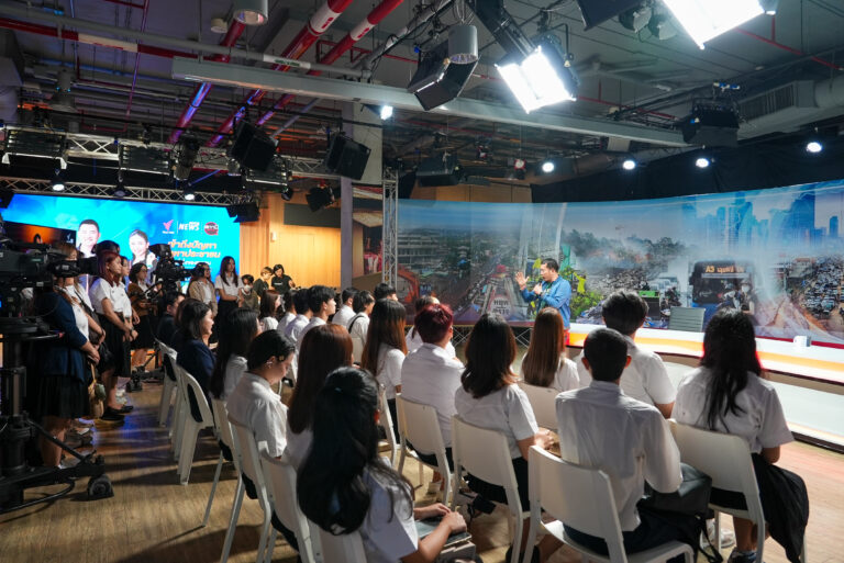 คณะศิลปศาสตร์ มหาวิทยาลัยมหิดล ดูงานสื่อมวลชนมืออาชีพที่ไทยพีบีเอส