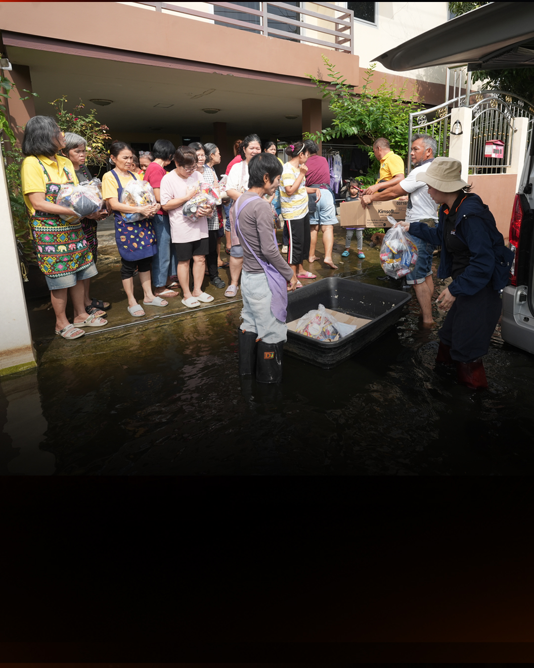 ไทยพีบีเอส ลงพื้นที่ มอบถุงยังชีพ ผู้ประสบภัยชุมชนคุ้มเกล้า ลาดกระบัง